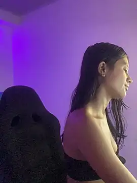 Snapshot of _18_laura chatting on 12/29/24, 02:17 18 laura online show from 12/29/24, 02:17