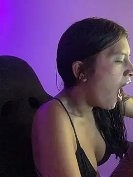 Snapshot of _18_laura chatting on 12/30/24, 08:36 18 laura online show from 12/30/24, 08:36