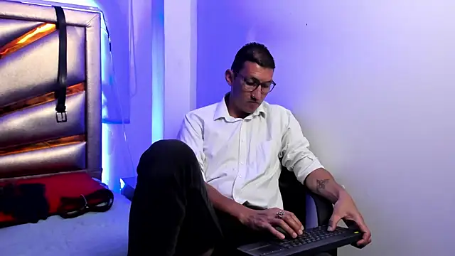 Snapshot of enzopratt chatting on 02/21/25, 03:34 enzopratt online show from 02/21/25, 03:34