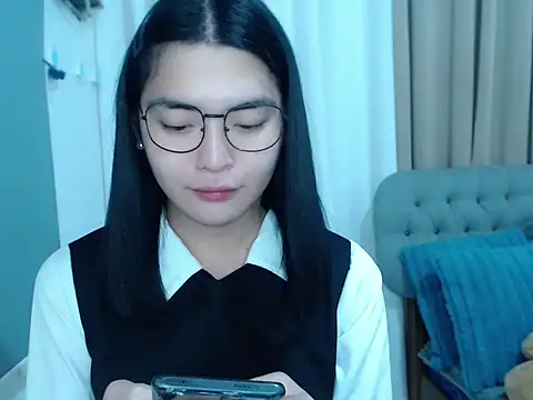 Snapshot of zhaviahale21 chatting on 10/12/25, 03:27 zhaviahale21 online show from 10/12/25, 03:27