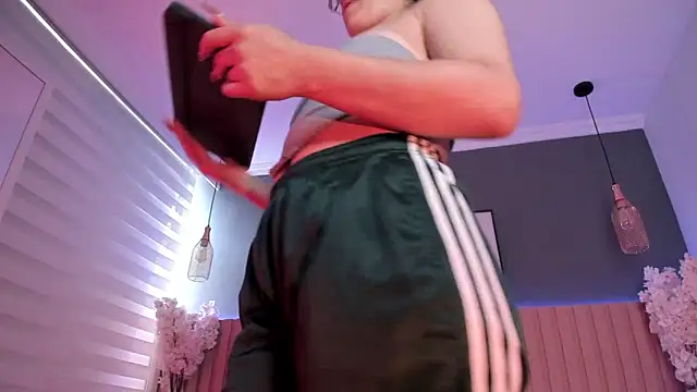 Megan mooree  online show from 02/05/25, 01:00