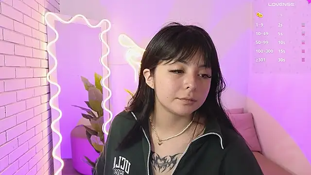 Snapshot of hina_tay chatting on 12/13/24, 04:11 hina tay online show from 12/13/24, 04:11