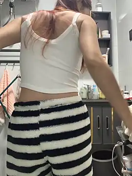 Snapshot of Aimeil chatting on 11/11/25, 03:12 Aimeil online show from 11/11/25, 03:12