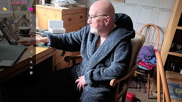 Snapshot of Adamdaddybear chatting on 10/08/25, 07:50 Adamdaddybear online show from 10/08/25, 07:50