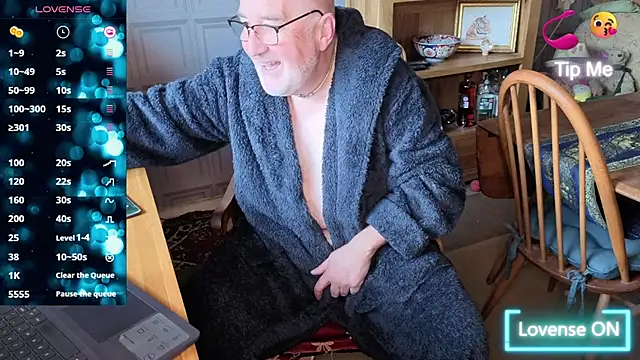 Snapshot of Adamdaddybear chatting on 10/09/25, 08:12 Adamdaddybear online show from 10/09/25, 08:12