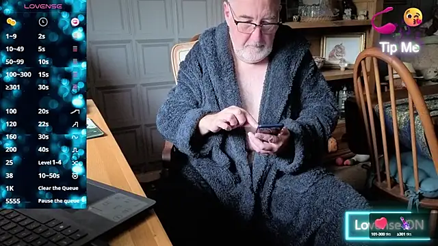 Snapshot of Adamdaddybear chatting on 10/15/25, 07:41 Adamdaddybear online show from 10/15/25, 07:41