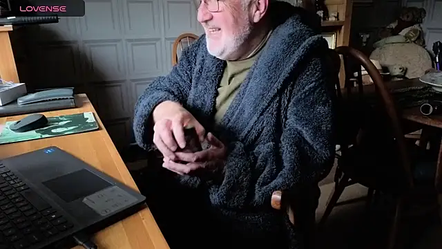 Snapshot of Adamdaddybear chatting on 10/16/25, 07:31 Adamdaddybear online show from 10/16/25, 07:31