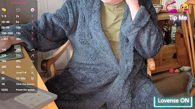 Snapshot of Adamdaddybear chatting on 10/17/25, 08:17 Adamdaddybear online show from 10/17/25, 08:17