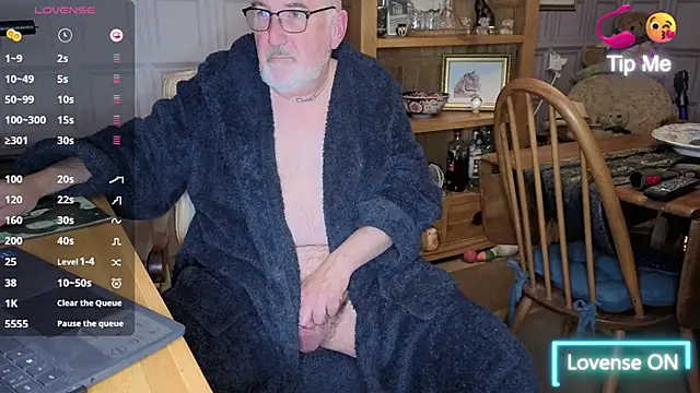 Snapshot of Adamdaddybear chatting on 10/17/25, 08:22 Adamdaddybear online show from 10/17/25, 08:22