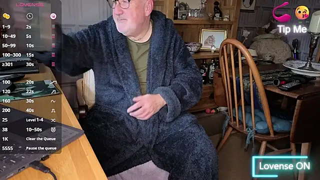 Snapshot of Adamdaddybear chatting on 10/20/25, 07:42 Adamdaddybear online show from 10/20/25, 07:42