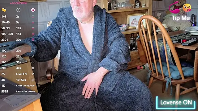 Snapshot of Adamdaddybear chatting on 10/22/25, 07:41 Adamdaddybear online show from 10/22/25, 07:41