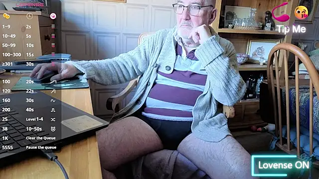 Snapshot of Adamdaddybear chatting on 10/24/25, 01:51 Adamdaddybear online show from 10/24/25, 01:51