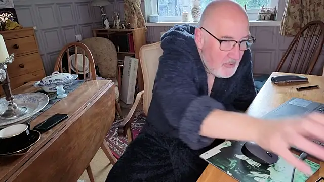 Snapshot of Adamdaddybear chatting on 10/27/25, 07:34 Adamdaddybear online show from 10/27/25, 07:34