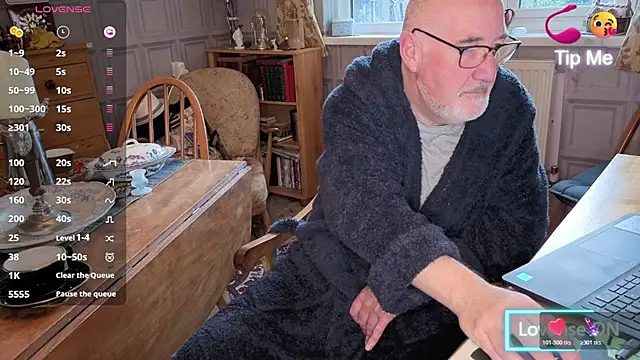 Snapshot of Adamdaddybear chatting on 10/28/25, 07:34 Adamdaddybear online show from 10/28/25, 07:34