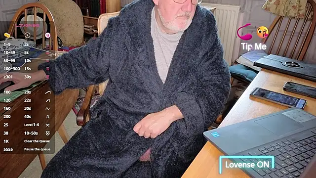 Snapshot of Adamdaddybear chatting on 11/16/25, 09:37 Adamdaddybear online show from 11/16/25, 09:37