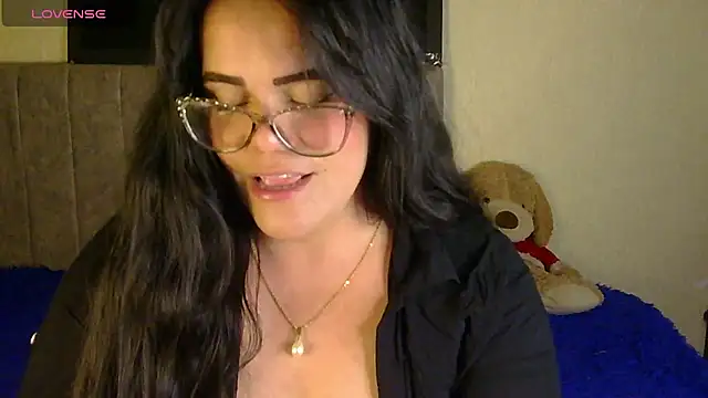 Snapshot of blue_angel33 chatting on 10/28/25, 02:48 blue angel33 online show from 10/28/25, 02:48