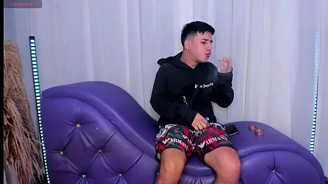 Snapshot of Yourslust_ chatting on 11/14/25, 01:43 Yourslust online show from 11/14/25, 01:43