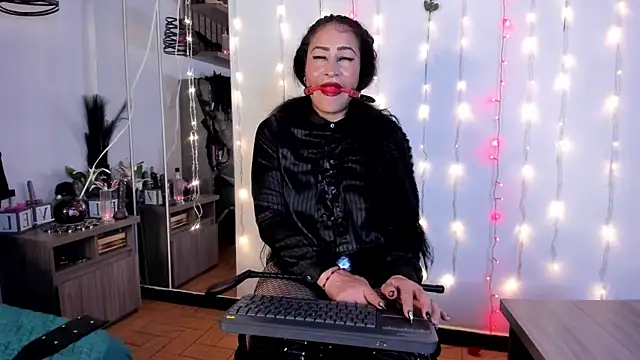 Molenna queenn online show from 02/11/25, 11:01