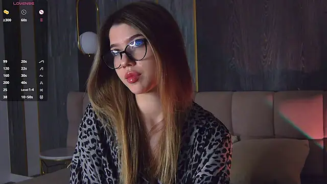 Sara Lewiis online show from 10/22/25, 04:29