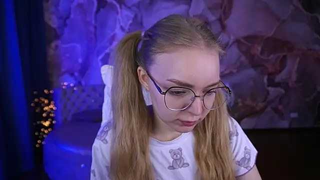 Snapshot of EmilySunshineS chatting on 10/20/25, 06:58 EmilySunshineS online show from 10/20/25, 06:58