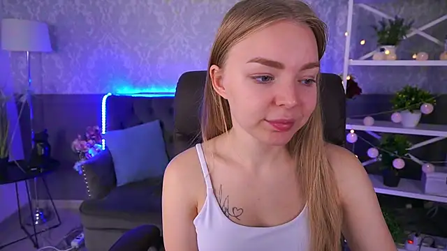 Snapshot of EmilySunshineS chatting on 10/22/25, 06:46 EmilySunshineS online show from 10/22/25, 06:46