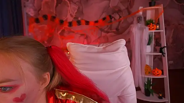 Snapshot of EmilySunshineS chatting on 10/31/25, 07:42 EmilySunshineS online show from 10/31/25, 07:42