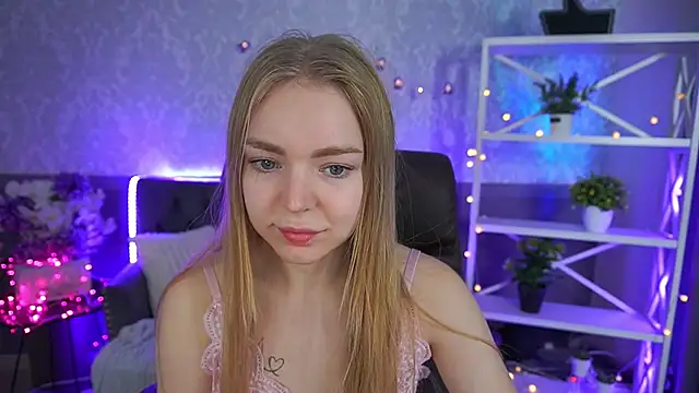 Snapshot of EmilySunshineS chatting on 11/02/25, 07:33 EmilySunshineS online show from 11/02/25, 07:33