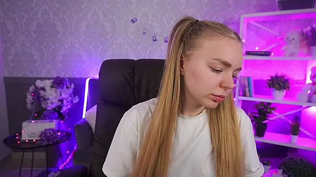 Snapshot of EmilySunshineS chatting on 11/08/25, 08:03 EmilySunshineS online show from 11/08/25, 08:03