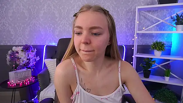 Snapshot of EmilySunshineS chatting on 11/17/25, 07:58 EmilySunshineS online show from 11/17/25, 07:58