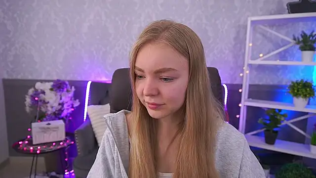 Snapshot of EmilySunshineS chatting on 11/19/25, 08:03 EmilySunshineS online show from 11/19/25, 08:03