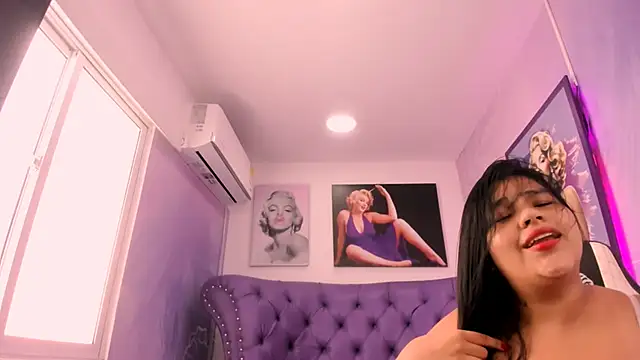 Snapshot of emma__milk_ chatting on 03/18/25, 05:53 emma milk online show from 03/18/25, 05:53