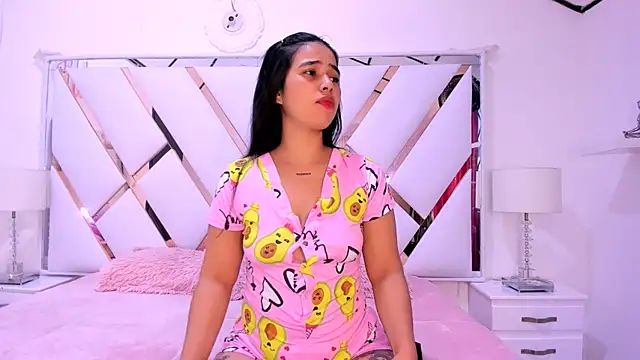 Snapshot of naughty__sara chatting on 02/12/25, 11:18 naughty sara online show from 02/12/25, 11:18