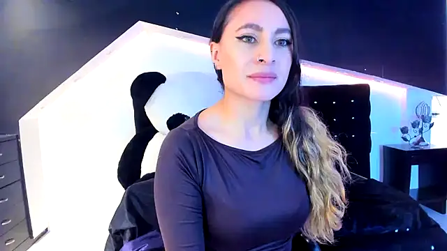 Coral Gibson online show from 02/05/25, 12:17