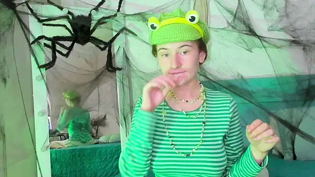 L1ittle kitty  online show from 10/26/25, 06:30