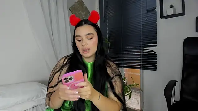 Snapshot of Cristal_Cutte chatting on 12/19/24, 01:29 Cristal Cutte online show from 12/19/24, 01:29