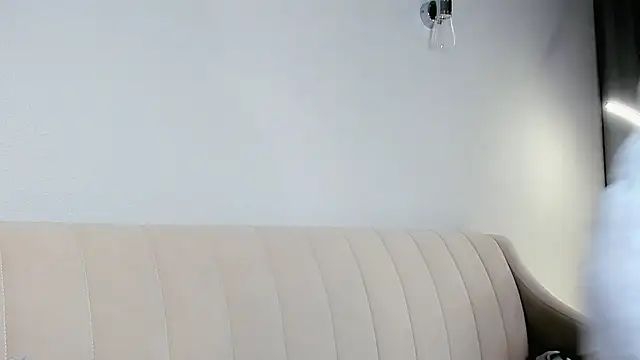 Snapshot of LilianSwall chatting on 10/17/25, 12:52 LilianSwall online show from 10/17/25, 12:52