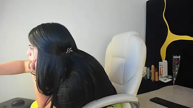 Snapshot of Criistaal_ chatting on 03/10/25, 05:22 Criistaal  online show from 03/10/25, 05:22