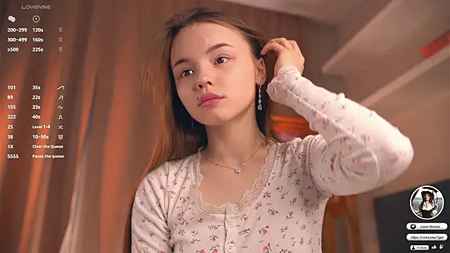 Snapshot of Miss_miracle chatting on 10/27/25, 04:44 Miss miracle online show from 10/27/25, 04:44