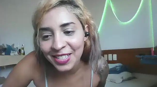 Snapshot of Gabrielleof chatting on 01/06/25, 03:08 Gabrielleof online show from 01/06/25, 03:08