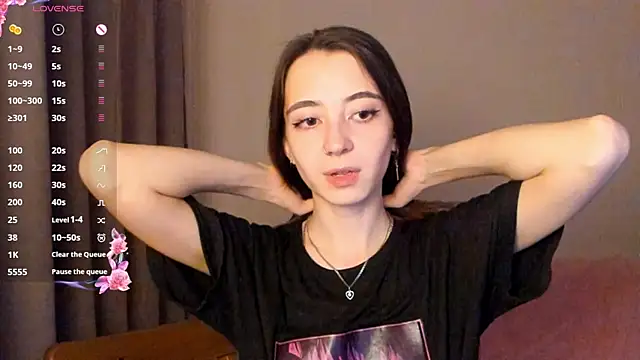 Snapshot of EvaBradley chatting on 10/16/25, 06:42 EvaBradley online show from 10/16/25, 06:42