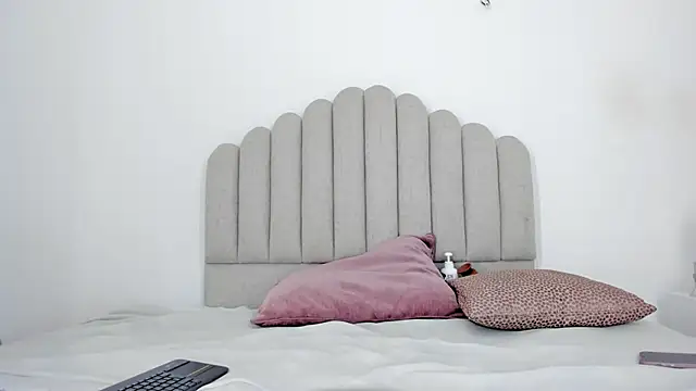Nikki Angel  online show from 02/05/25, 07:31