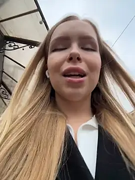 Snapshot of mur_girl chatting on 11/05/25, 11:43 mur girl online show from 11/05/25, 11:43