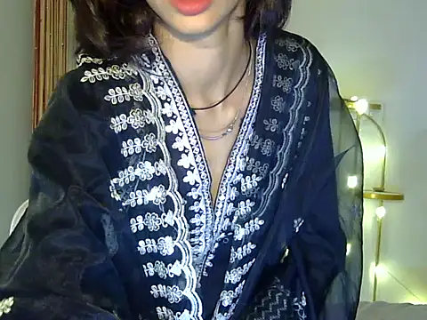 MAAYRA 09 online show from 10/22/25, 12:27