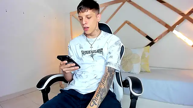 Snapshot of Adam_hard_ chatting on 09/16/25, 07:15 Adam hard online show from 09/16/25, 07:15