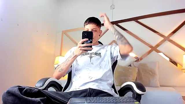 Snapshot of Adam_hard_ chatting on 09/26/25, 08:35 Adam hard online show from 09/26/25, 08:35