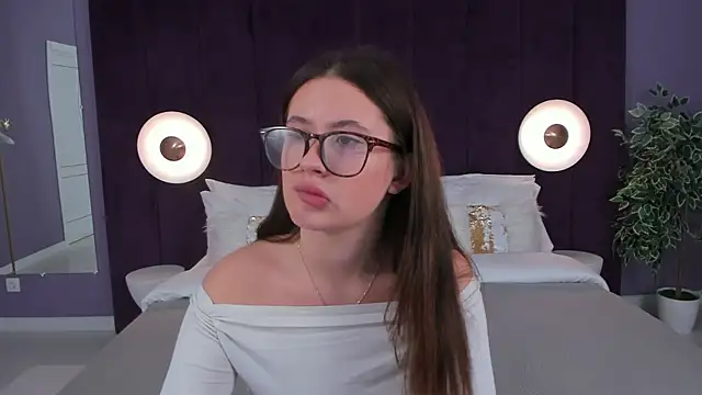 milaleoneli online show from 02/10/25, 12:29