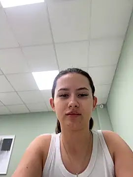 milaleoneli online show from 03/07/25, 12:34