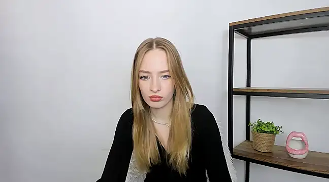 Snapshot of LilaGold chatting on 12/03/24, 03:44 LilaGold online show from 12/03/24, 03:44