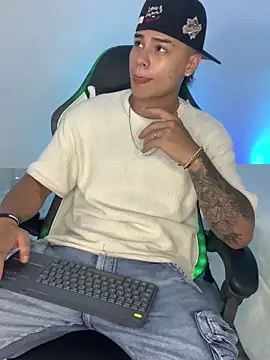 Snapshot of SantiagoReyesFtt chatting on 03/11/25, 08:20 SantiagoReyesFtt online show from 03/11/25, 08:20