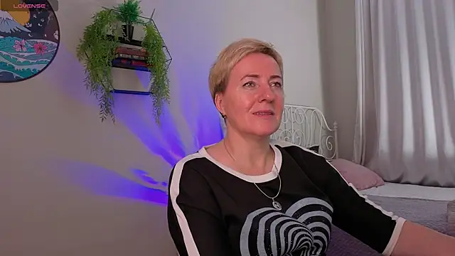 Nika Smit online show from 11/08/25, 05:18